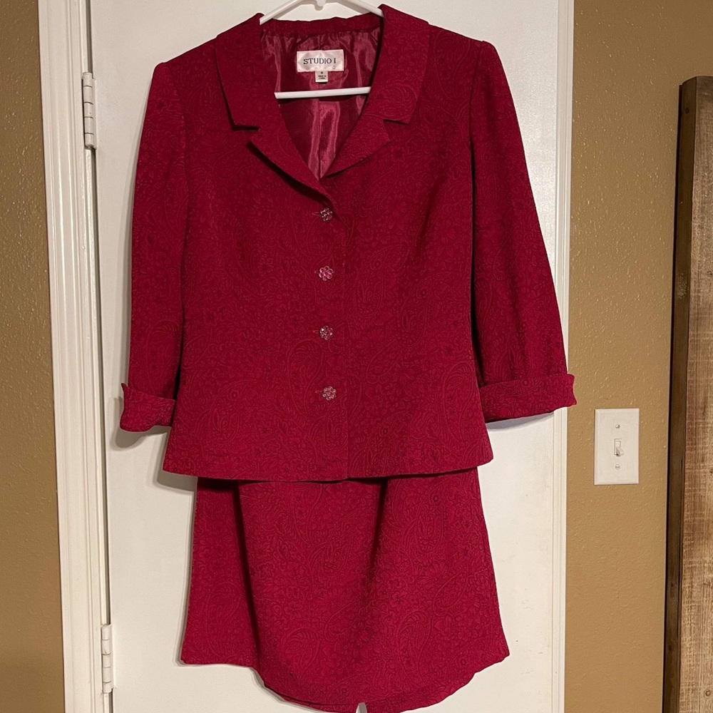 Skirt suit
